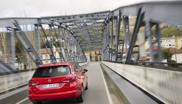 Nuova Opel Astra Sports Tourer prova su strada, informazioni e prezzi - Foto 19 di 40