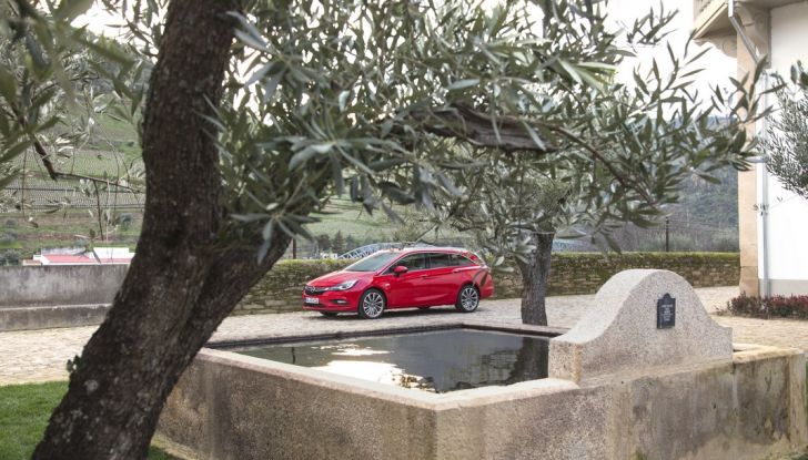 Nuova Opel Astra Sports Tourer prova su strada, informazioni e prezzi - Foto 32 di 40