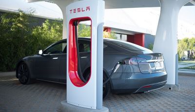 Stazioni Tesla Superchargers: la ricarica è di nuovo gratuita