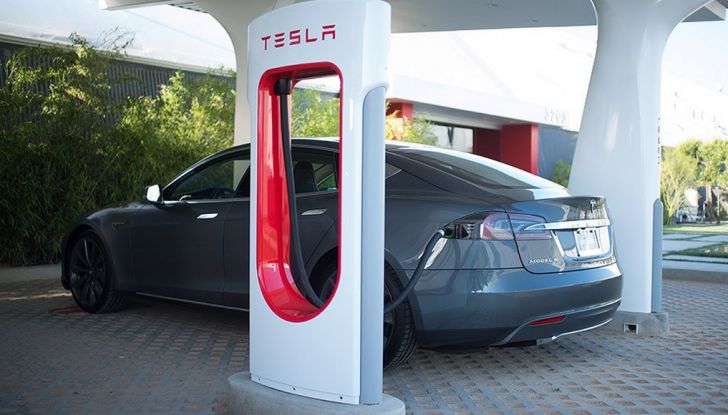 Tesla compra tutte le batterie per le sue auto elettriche e i rivali restano a secco! - Foto 4 di 12