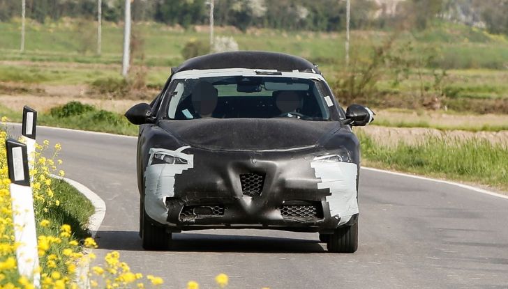 Alfa Romeo Stelvio SUV, foto spia in anteprima assoluta - Foto 6 di 10