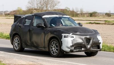 Alfa Romeo Stelvio SUV, foto spia in anteprima assoluta