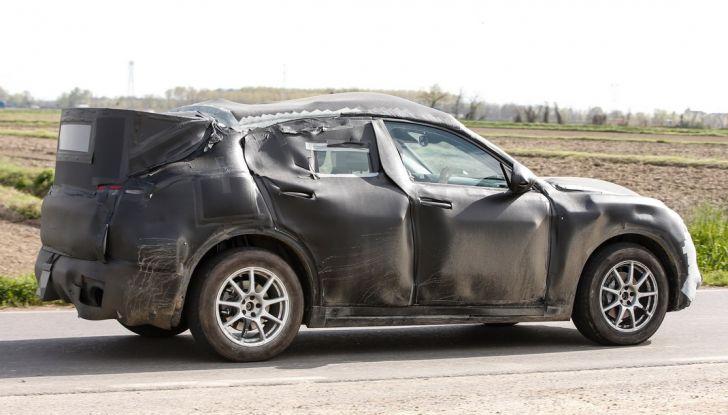 Alfa Romeo Stelvio SUV, foto spia in anteprima assoluta - Foto 7 di 10