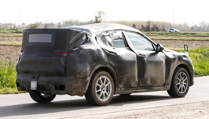 Alfa Romeo Stelvio SUV, foto spia in anteprima assoluta - Foto 8 di 10