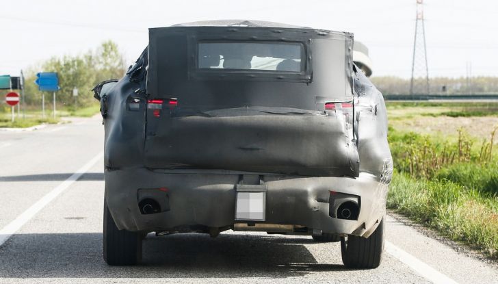 Alfa Romeo Stelvio SUV, foto spia in anteprima assoluta - Foto 10 di 10