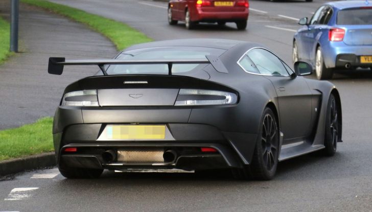 Aston Martin Vantage GT8, i primi test su strada nel Regno Unito - Foto 5 di 7