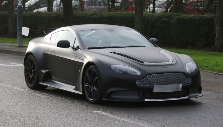 Aston Martin Vantage GT8, i primi test su strada nel Regno Unito - Foto 1 di 7