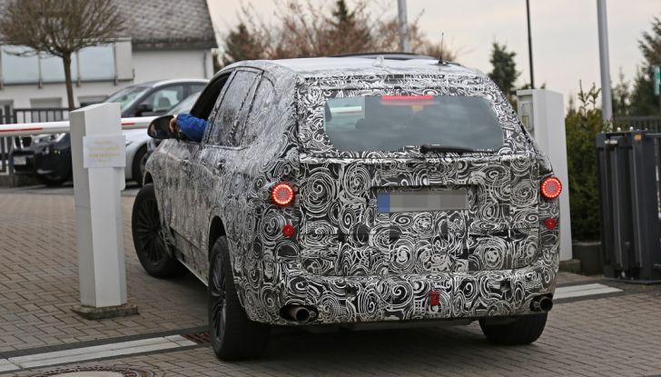 BMW X5 di nuova generazione, le immagini spia dei test in pista - Foto 11 di 13