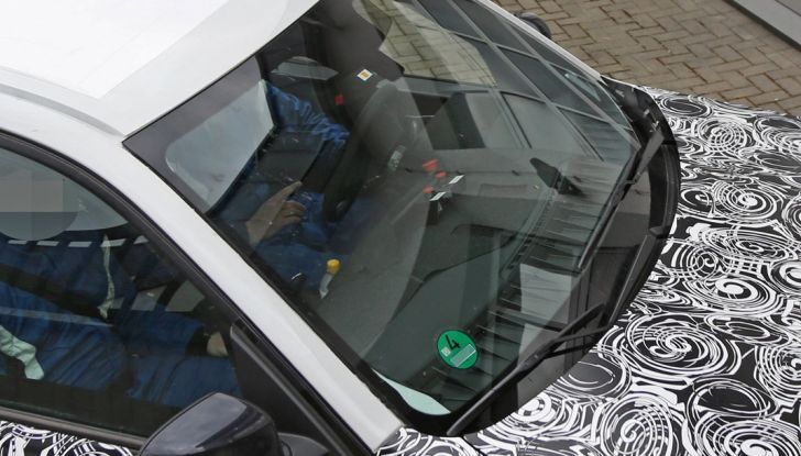 BMW X5 di nuova generazione, le immagini spia dei test in pista - Foto 5 di 13