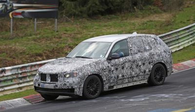 BMW X5 di nuova generazione, le immagini spia dei test in pista