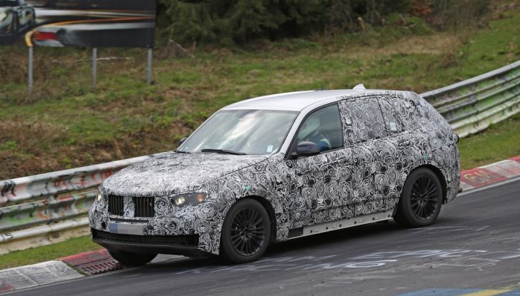 BMW X5 di nuova generazione, le immagini spia dei test in pista