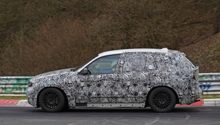 BMW X5 di nuova generazione, le immagini spia dei test in pista - Foto 7 di 13