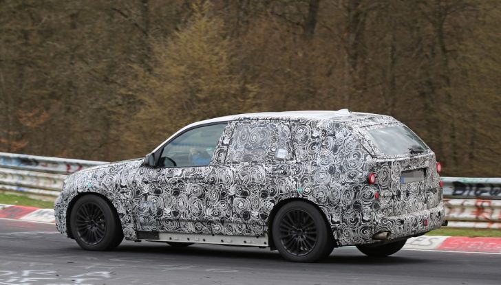 BMW X5 di nuova generazione, le immagini spia dei test in pista - Foto 8 di 13