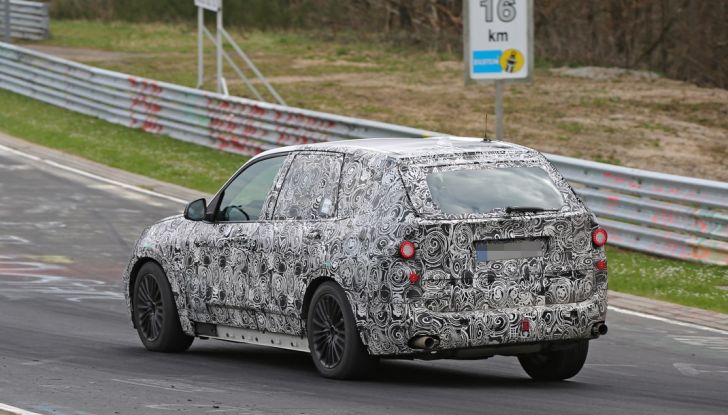 BMW X5 di nuova generazione, le immagini spia dei test in pista - Foto 3 di 13