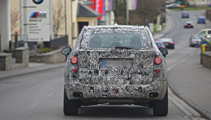 BMW X5 di nuova generazione, le immagini spia dei test in pista - Foto 9 di 13