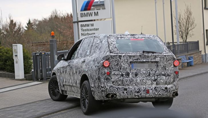 BMW X5 di nuova generazione, le immagini spia dei test in pista - Foto 10 di 13