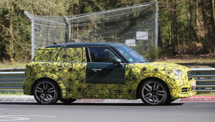 MINI Countryman John Cooper Works foto spia dal circuito del Nürburgring - Foto 2 di 7