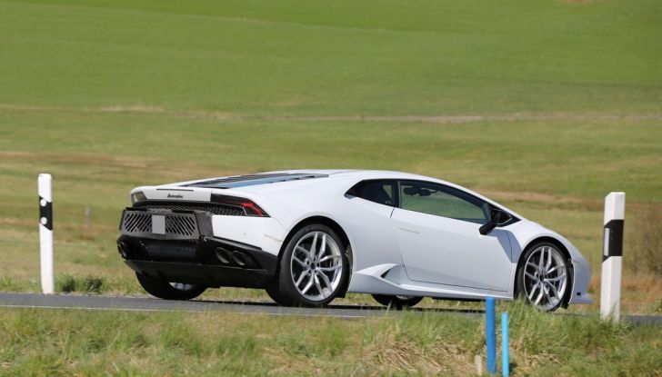 Nuova Lamborghini Huracan Superleggera, iniziano i primi test su strada - Foto 12 di 17