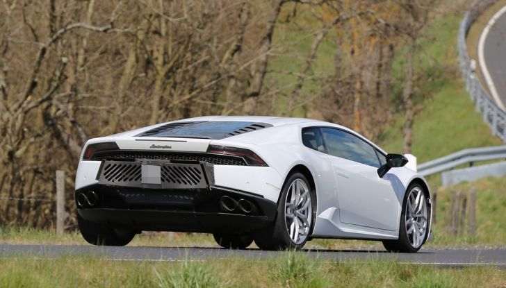Nuova Lamborghini Huracan Superleggera, iniziano i primi test su strada - Foto 13 di 17