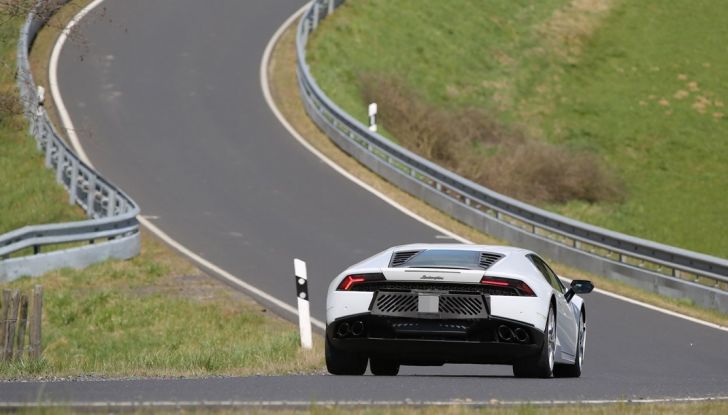 Nuova Lamborghini Huracan Superleggera, iniziano i primi test su strada - Foto 14 di 17