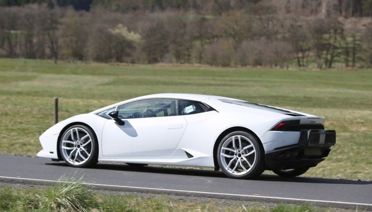 Nuova Lamborghini Huracan Superleggera, iniziano i primi test su strada - Foto 5 di 17