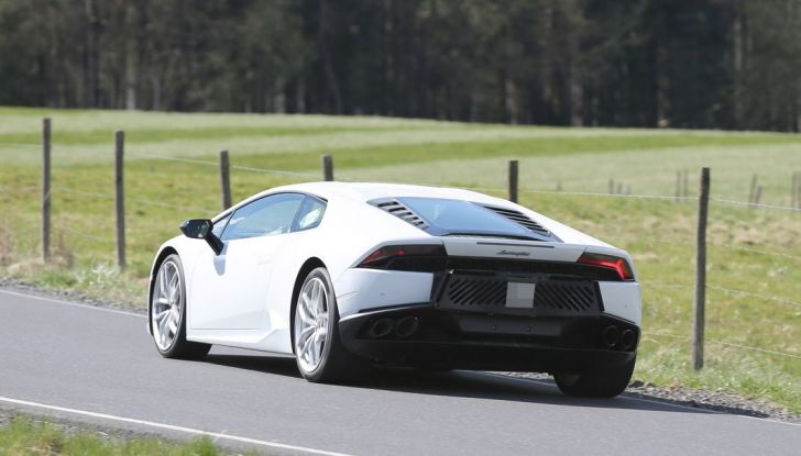 Nuova Lamborghini Huracan Superleggera, iniziano i primi test su strada - Foto 6 di 17