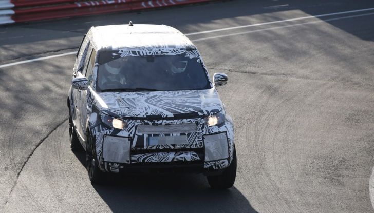 Nuova Land Rover Discovery sorpresa in pista durante i test dinamici - Foto 10 di 11