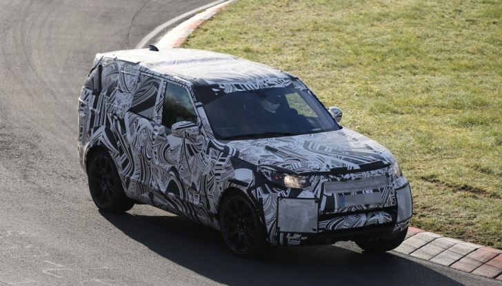 Nuova Land Rover Discovery sorpresa in pista durante i test dinamici - Foto 11 di 11