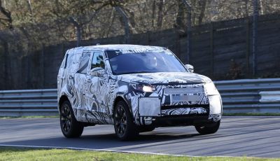 Nuova Land Rover Discovery sorpresa in pista durante i test dinamici