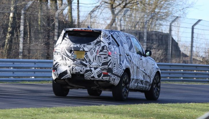 Nuova Land Rover Discovery sorpresa in pista durante i test dinamici - Foto 2 di 11