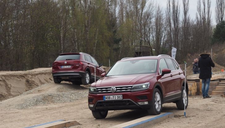 Nuova Volkswagen Tiguan, prova su strada, motorizzazioni e prezzi - Foto 17 di 28