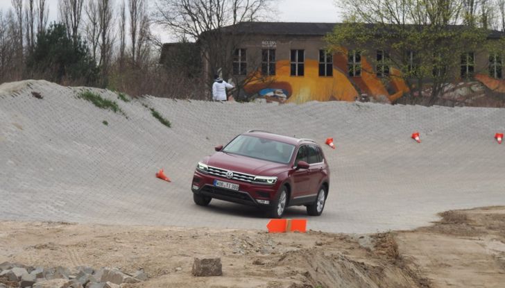 Nuova Volkswagen Tiguan, prova su strada, motorizzazioni e prezzi - Foto 6 di 28