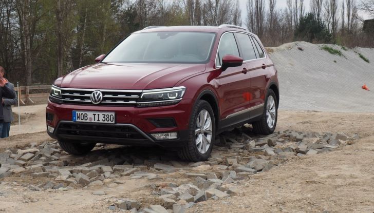 Nuova Volkswagen Tiguan, prova su strada, motorizzazioni e prezzi - Foto 21 di 28