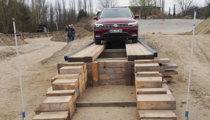 Nuova Volkswagen Tiguan, prova su strada, motorizzazioni e prezzi - Foto 15 di 28