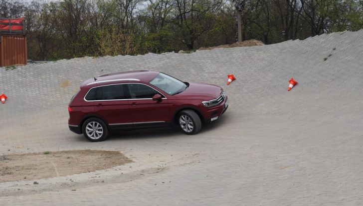 Nuova Volkswagen Tiguan, prova su strada, motorizzazioni e prezzi - Foto 12 di 28