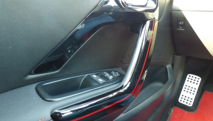 Peugeot 208 GTi by Peugeot Sport: La nostra prova della 208 da 208 CV - Foto 27 di 32