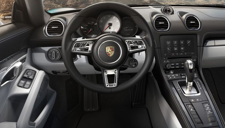 Nuova Porsche 718 Cayman con motore centrale a quattro cilindri turbo - Foto 5 di 11