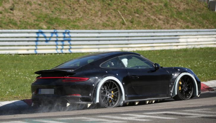 Porsche 911 nuova generazione: sorpresa in pista al Nurburgring - Foto 9 di 12