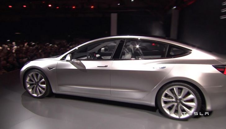 Tesla Model 3 prezzi, informazioni e dati tecnici - Foto 17 di 18