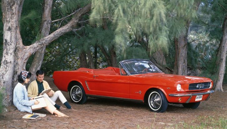 Ford Mustang 1965 rossa, vista 3/4 laterale frontale.