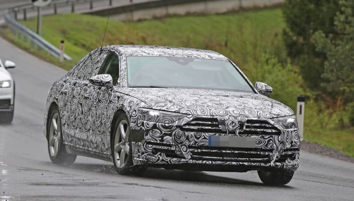 Audi A8 di nuova generazione, le prime foto spia (1)