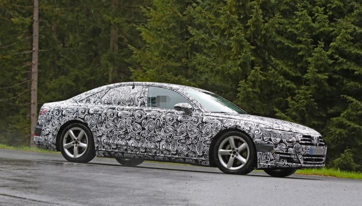 Audi A8 di nuova generazione, le prime foto spia (3)