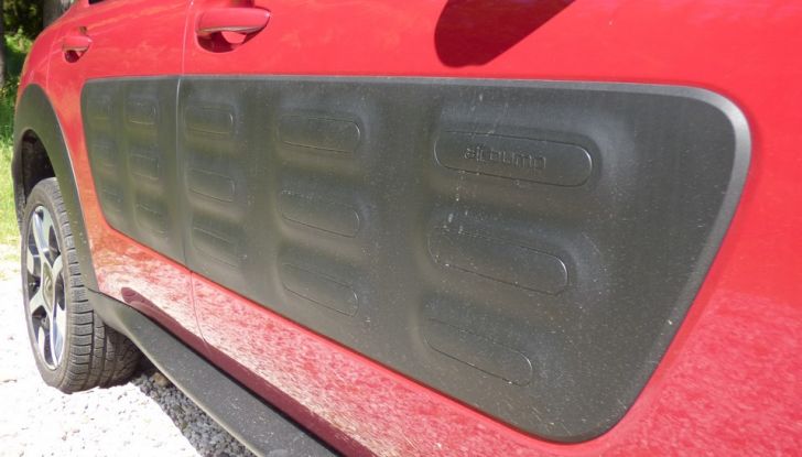 Citroen C4 Cactus air bump laterali BlueHDi 100 ETG6 la prova su strada, consumi e prestazioni (12)