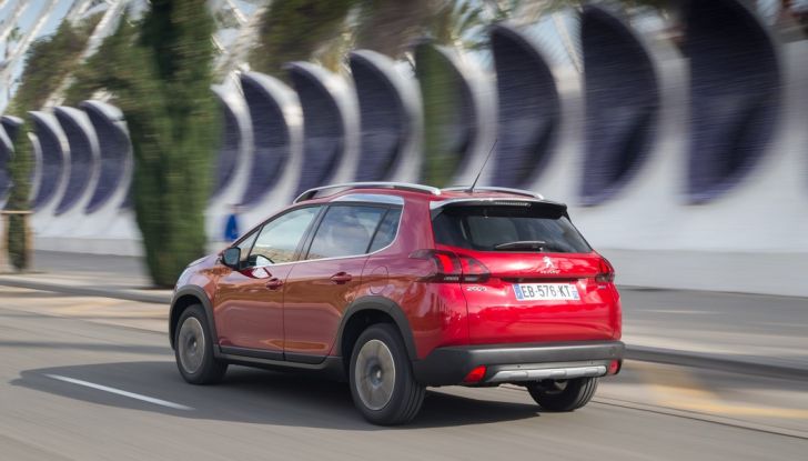 Peugeot 2008 restyling: prova su strada, motorizzazioni e prezzi - Foto 10 di 14