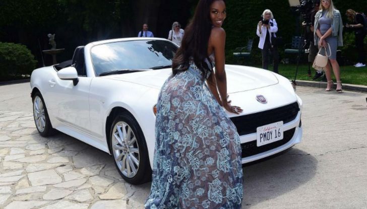 Fiat 124 Spider in premio alla coniglietta di Playboy - Foto 12 di 13