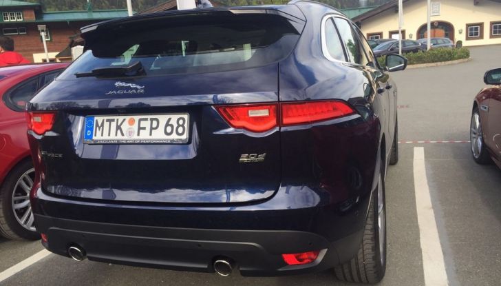 Jaguar F-Pace 3.0d e Supercharged: prova su strada, prezzi e prestazioni - Foto 11 di 23