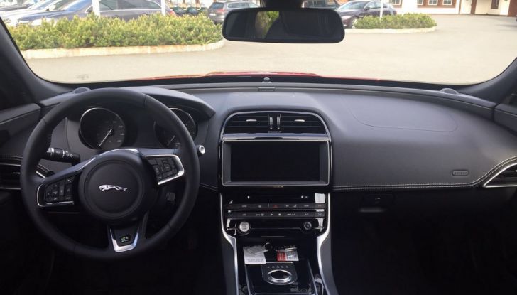 Jaguar F-Pace 3.0d e Supercharged: prova su strada, prezzi e prestazioni - Foto 19 di 23