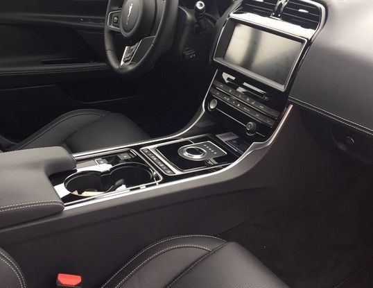 Jaguar F-Pace 3.0d e Supercharged: prova su strada, prezzi e prestazioni - Foto 12 di 23