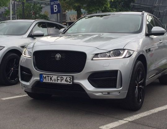 Jaguar F-Pace 3.0d e Supercharged: prova su strada, prezzi e prestazioni - Foto 13 di 23