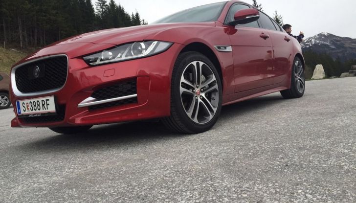 Jaguar F-Pace 3.0d e Supercharged: prova su strada, prezzi e prestazioni - Foto 14 di 23